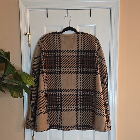 Tahari Women's Plaid Poncho in Tan and Black - Picture 6 of 6